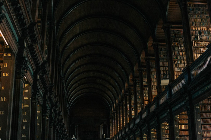 İngilizcede Tanrılar için 'He' Zamirinin Kullanımı